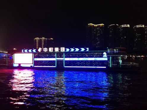 珠江夜游蓝海豚游船