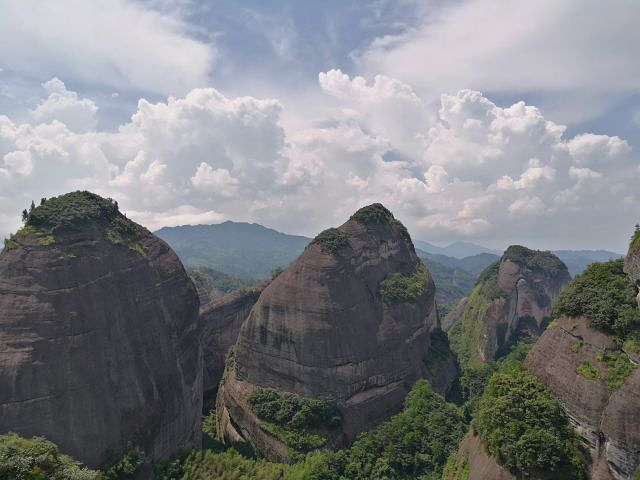 山上的风景还是不错,看着这些螺丝山就很有特色,最主要的是门票并不贵