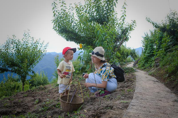 在这个21℃的夏天离,和孩子一起挖野菜,捡鸡蛋和野炊