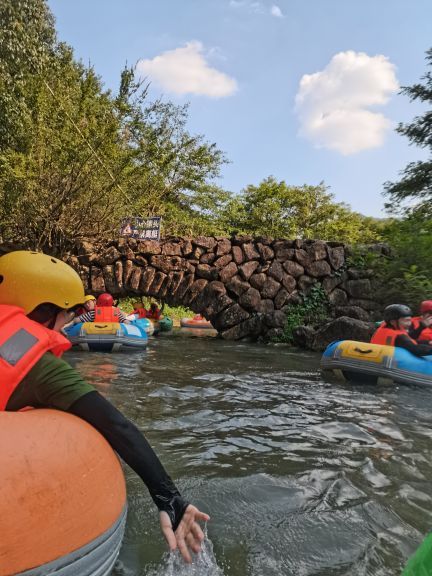 山湾湾激流探险
