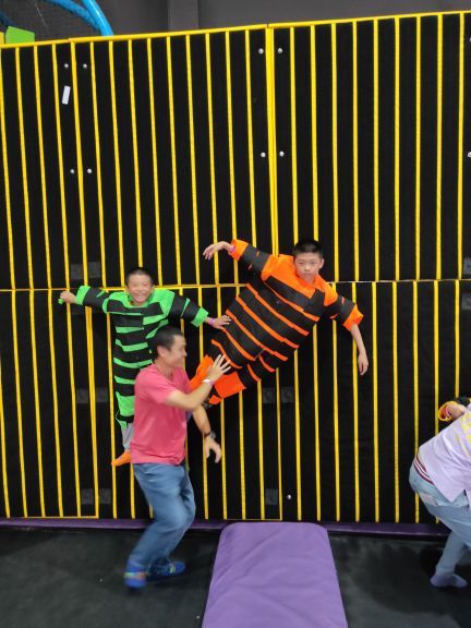 多乐岛蹦床公园