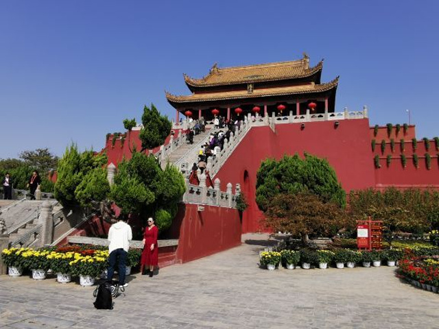 是龙亭大殿啦虽然是新建的但还是挺气魄的让人联想到当时汴京城的辉煌