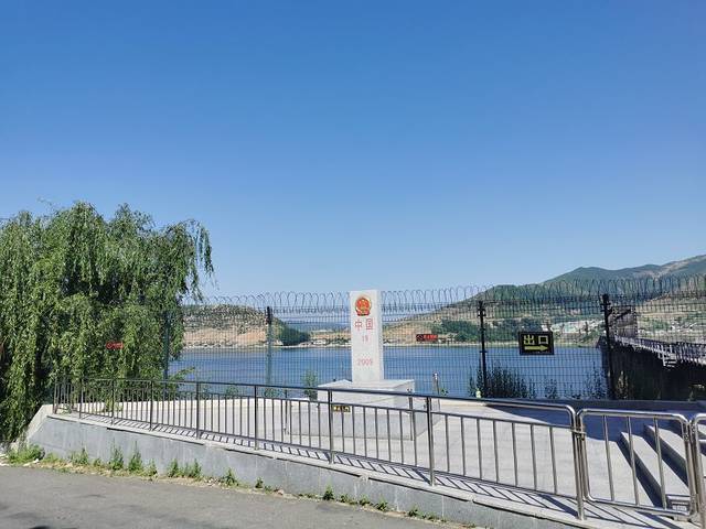 中朝边境一步跨