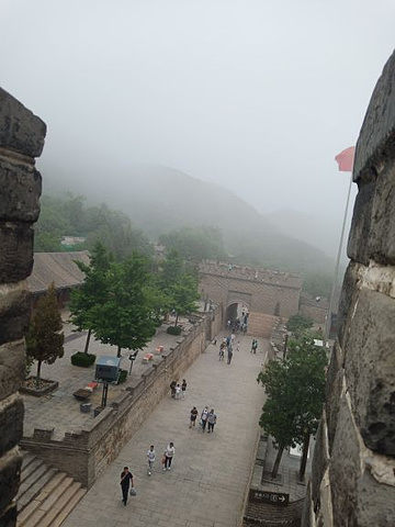 "今天天气很适合出来爬长城，因为是阴雨天，所以没有感觉很热，但是长城上的仙气飘飘，让我飘飘欲仙，..._八达岭长城"的评论图片