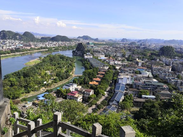 明月峰景色不错还有一个山洞是宣传抗日战争胜利的很不错七八月桂林