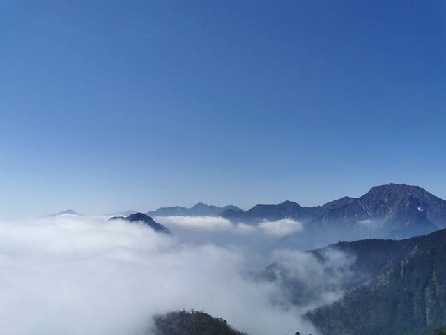 西岭雪山大飞水风景区