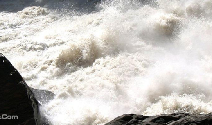 这里喝崖排空,或直刺青天,或斜扑江口,宽阔浩荡的江水,遇到危崖的挤压