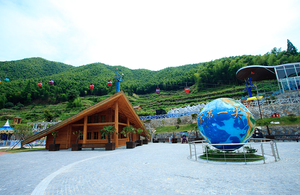 包含景点: 浙东第一尖雪山欢乐谷滑雪场 去哪儿价