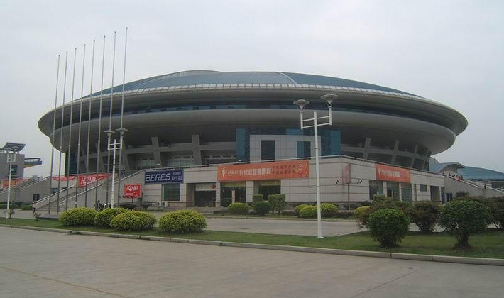 福建省体育馆坐落于福州市五四北路330号,占地面积104亩,总建筑面积为