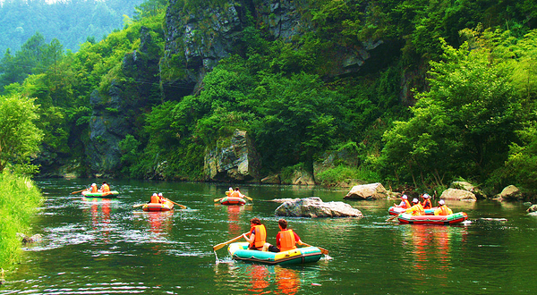 青天河景区天井观漂流