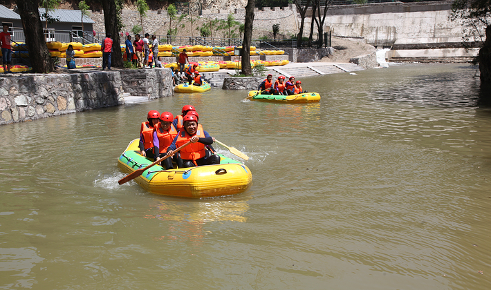 石膏山漂流地处石膏山峡谷内,全长约6公里,落差190米,漂流时间约2小时