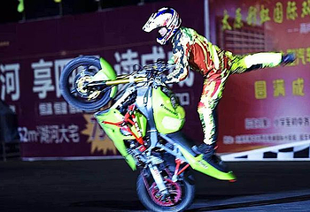 《速度与激情》飞车特技表演第 2 张图片