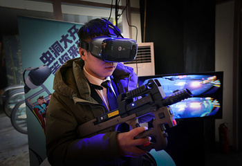 龙湖长楹天街VR虫洞体验中心第 2 张图片