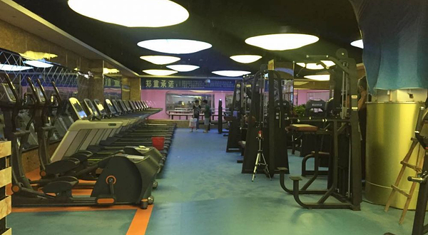 月色阳光游泳健身