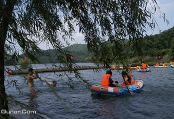 黑龙潭地下峡谷漂流第 4 张图片