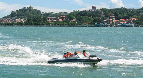 厦门轮渡码头海上冲浪