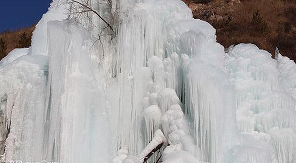 卫城冰瀑景区