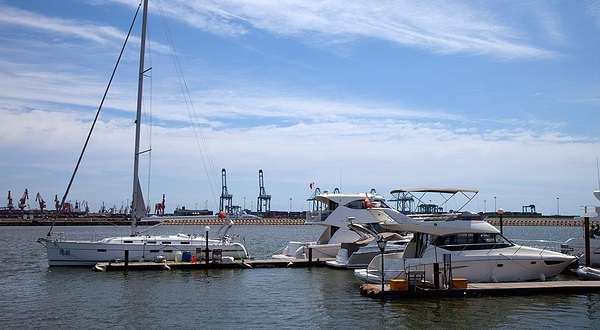 秦皇岛星聚点游艇俱乐部