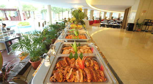 亚龙湾假日酒店池畔海鲜自助烧烤火锅（含服务费含啤酒）