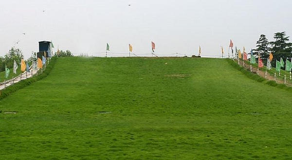 两廣第一关风景区滑草场