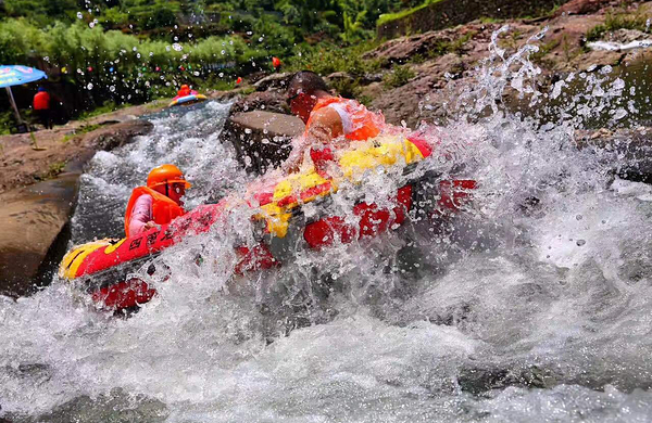 四窗岩漂流周末成人票