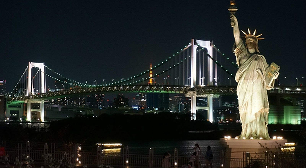 纽约自由女神像夜景巡游