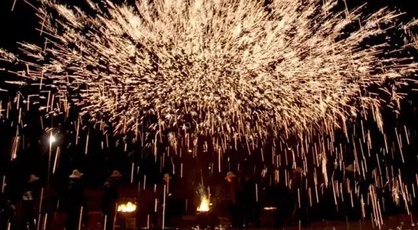 魏家坡打铁花表演