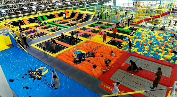 嘉行会展蹦床馆（服装城店）