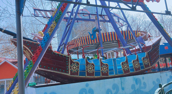 郑州动物园内海盗船