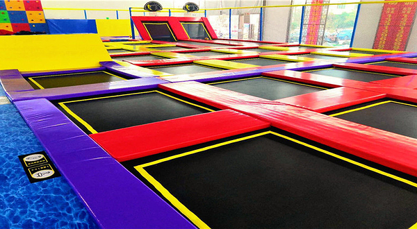 小蹦熊蹦床公园