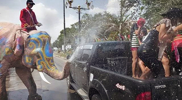 泰国曼谷席隆路 Silom road泼水节