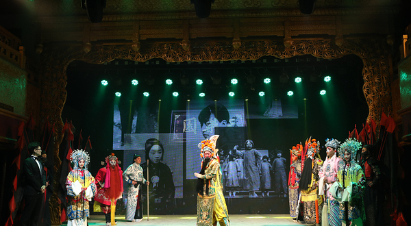 北京时尚现代京剧《亮相》