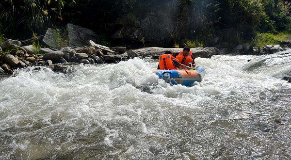 崀山鲤溪峡谷漂流