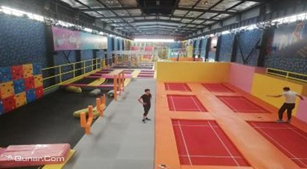 喜唰唰蹦床主题乐园