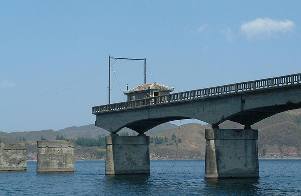 【包车游 买大赠小】丹东燕窝铁路桥 虎山长城 内河游船 河口景区
