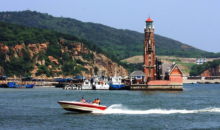 大连老虎滩公园海上观光船是深受游客喜爱的旅游项目,来大连就要看海