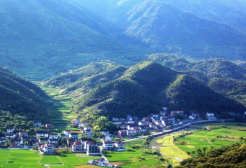 覆卮山度假村滑草场第 3 张图片