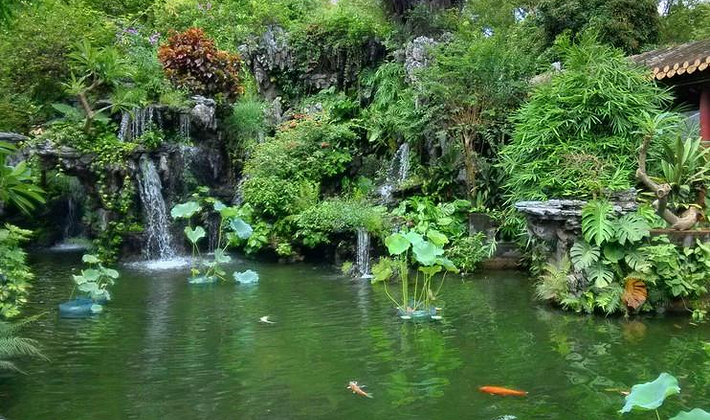 精巧的建筑有池塘假山衬托,另外更缀以蓝素馨,玉兰