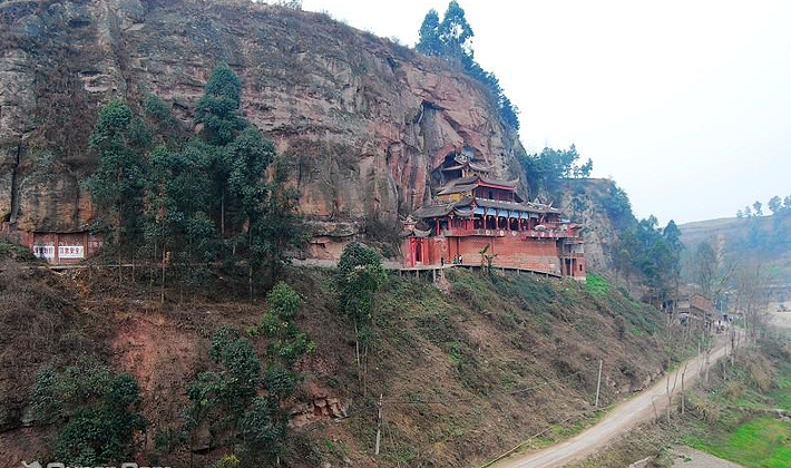 牛佛镇位于四川省自贡市大安区,素有"九街十二巷,中间有个鸭儿凼"之称
