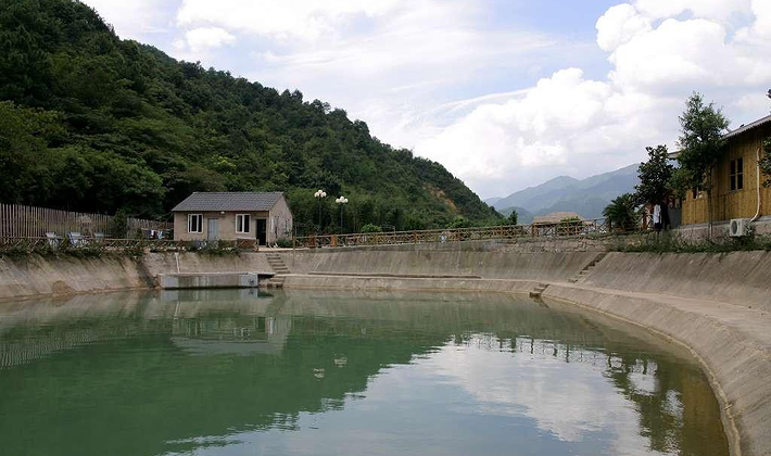 三石剡溪文化庄园(原溪口三石农庄)位于奉化溪口镇西郊,建于山青水秀