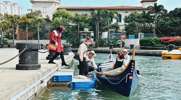 双月湾万科贡多拉船