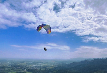 春天里滑翔伞航空运动飞行营地第 1 张图片