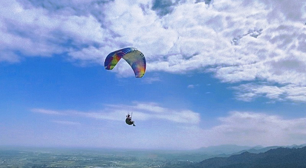 春天里滑翔伞航空运动飞行营地