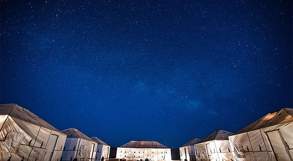 五彩沙海沙漠露营地