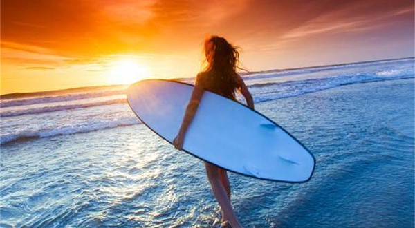 浪里白条尾波冲浪俱乐部