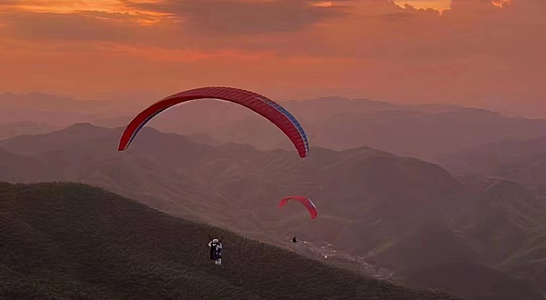 宣城月亮湾滑翔伞飞行营地