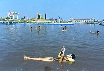 死海漂漂浴第 1 张图片