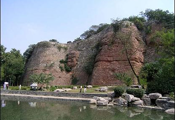 卧龙崖会龙寺遗址第 1 张图片