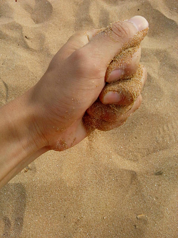 心爱的眼镜,因为抓的太牢,葬身大海