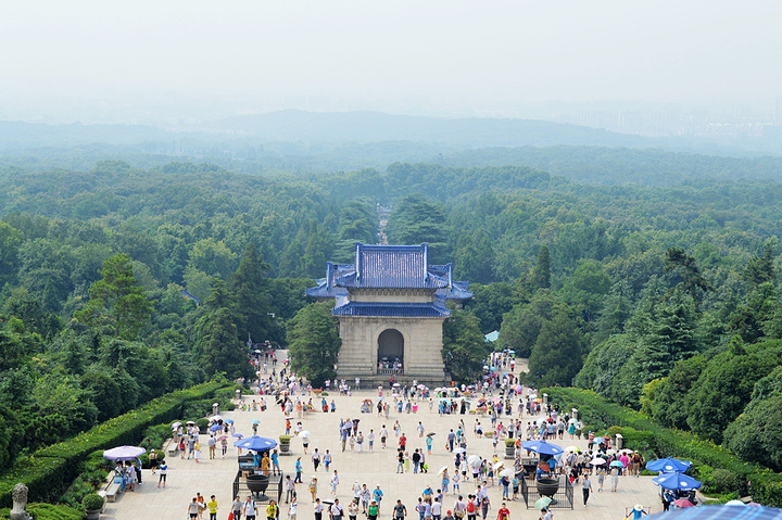 2017中山陵景区现为免费参观。392级石阶象征